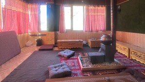 Duplex Cottage | 객실 내 식사 공간