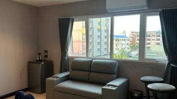 Superior kamer, 1 kingsize bed met slaapbank, uitzicht op zee | Woonruimte