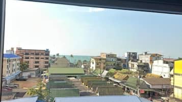 Quarto superior, 1 cama King e sofá-cama, vista para o mar | Parte interna