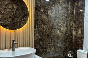 Superior Room, 1 King Bed with Sofa bed | Bathroom | Shower, towels - Puttaya Glow (Pattaya)