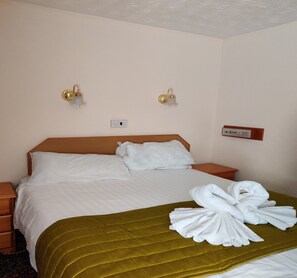 House | 1 bedroom, individually furnished - Standard Double Room (Torquay)