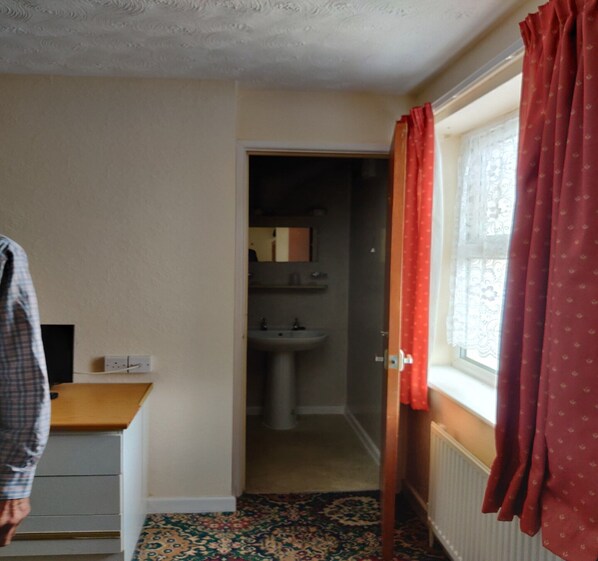 House | 1 bedroom, individually furnished - Standard Double Room (Torquay)