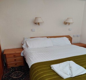 House | 1 bedroom, individually furnished - Standard Double Room (Torquay)