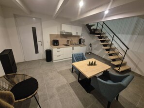 Interior - New, fully-equipped, furnished apartment in a quiet neighborhood. (Bollène)
