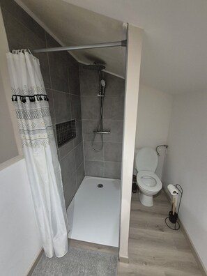 Towels, soap, toilet paper - New, fully-equipped, furnished apartment in a quiet neighborhood. (Bollène)