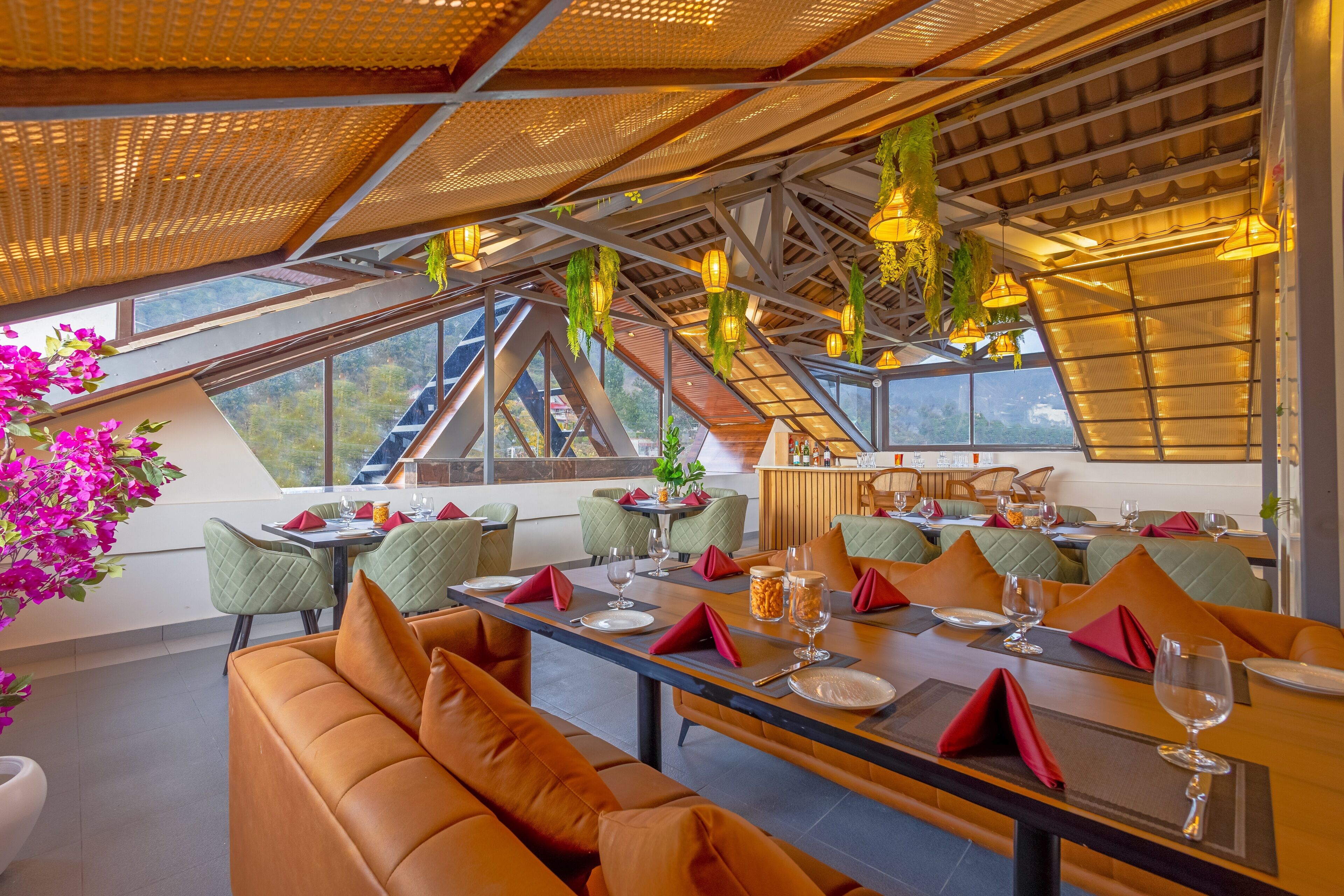 Un restaurant avec de hauts plafonds, de grandes fenêtres et un mobilier moderne.