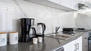 Estudio, 1 cama matrimonial y sofá cama, cocina, vista a la ciudad | Cocina privada