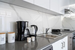 Refrigerador con freezer, microondas, horno, placa de cocina