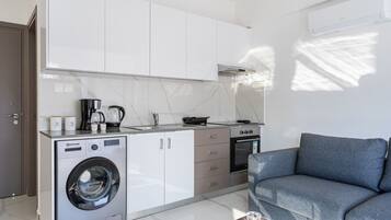 Studio, 1 Double Bed with Sofa bed, Kitchen, City View | Private kitchen | Full-sized fridge, oven, stovetop, coffee/tea maker