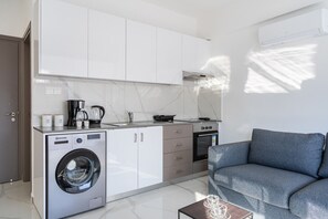 Refrigerador con freezer, microondas, horno, placa de cocina