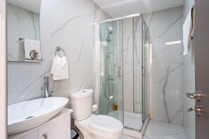 Studio, 1 Katil Kelamin (Double) dengan Katil Sofa, Kitchen, City View | Bilik Mandi | Pancuran mandi, hulu semburan mandi hujan 