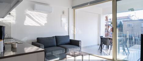 開放式客房, 1 張標準雙人床及 1 張梳化床, 廚房, 城市景 | 客廳 | 智能電視、Netflix、串流服務