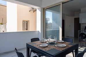 Studio, 1 Double Bed with Sofa bed, Kitchen, City View | Outdoor dining