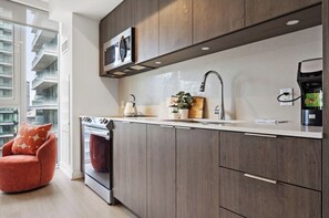 Private kitchen - Cozy Apartment in Entertainment District (Toronto)