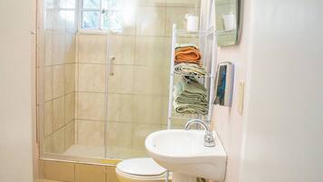 Apartment, 2 Bedrooms, Balcony, Garden View | Bathroom