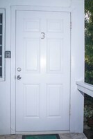 Apartamento, 2 quartos, varanda, vista para o jardim | Detalhe da fachada