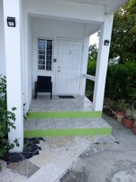 Apartamento, 2 quartos, varanda, vista para o jardim | Detalhe da fachada