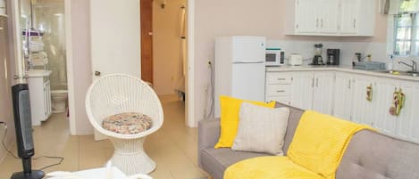 Apartment, 2 Bedrooms, Patio, Garden View | Living room