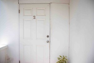 Apartamento, 2 quartos, varanda | Detalhe da fachada