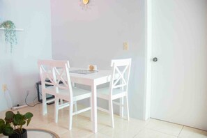 Huoneisto, 2 makuuhuonetta, patio | Ruokasali