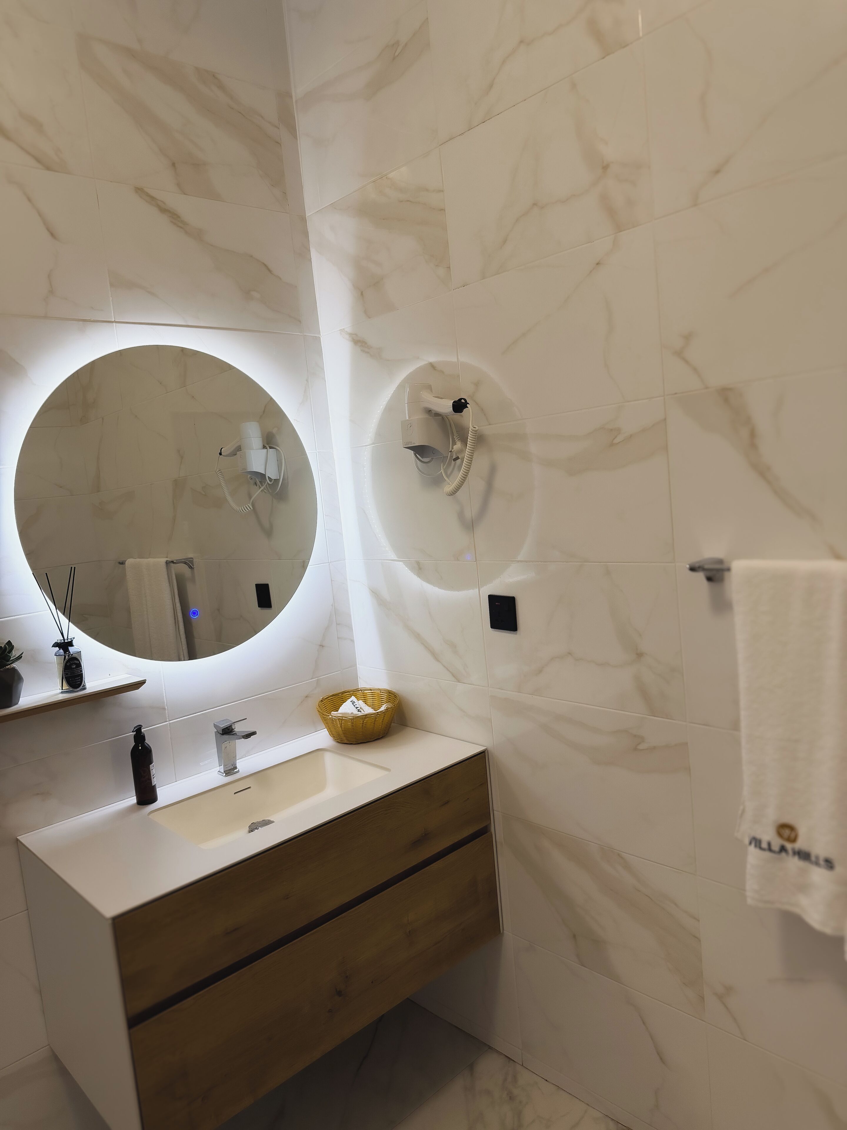 Deluxe Double Room | Bathroom | Slippers, towels, soap, shampoo