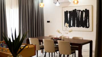 Family Suite, Pool View | Dining