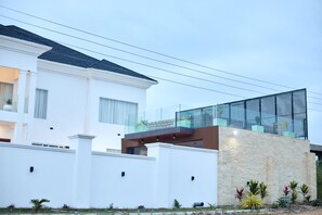Exterior - Villa Hills Hotel  (Senya Beraku)