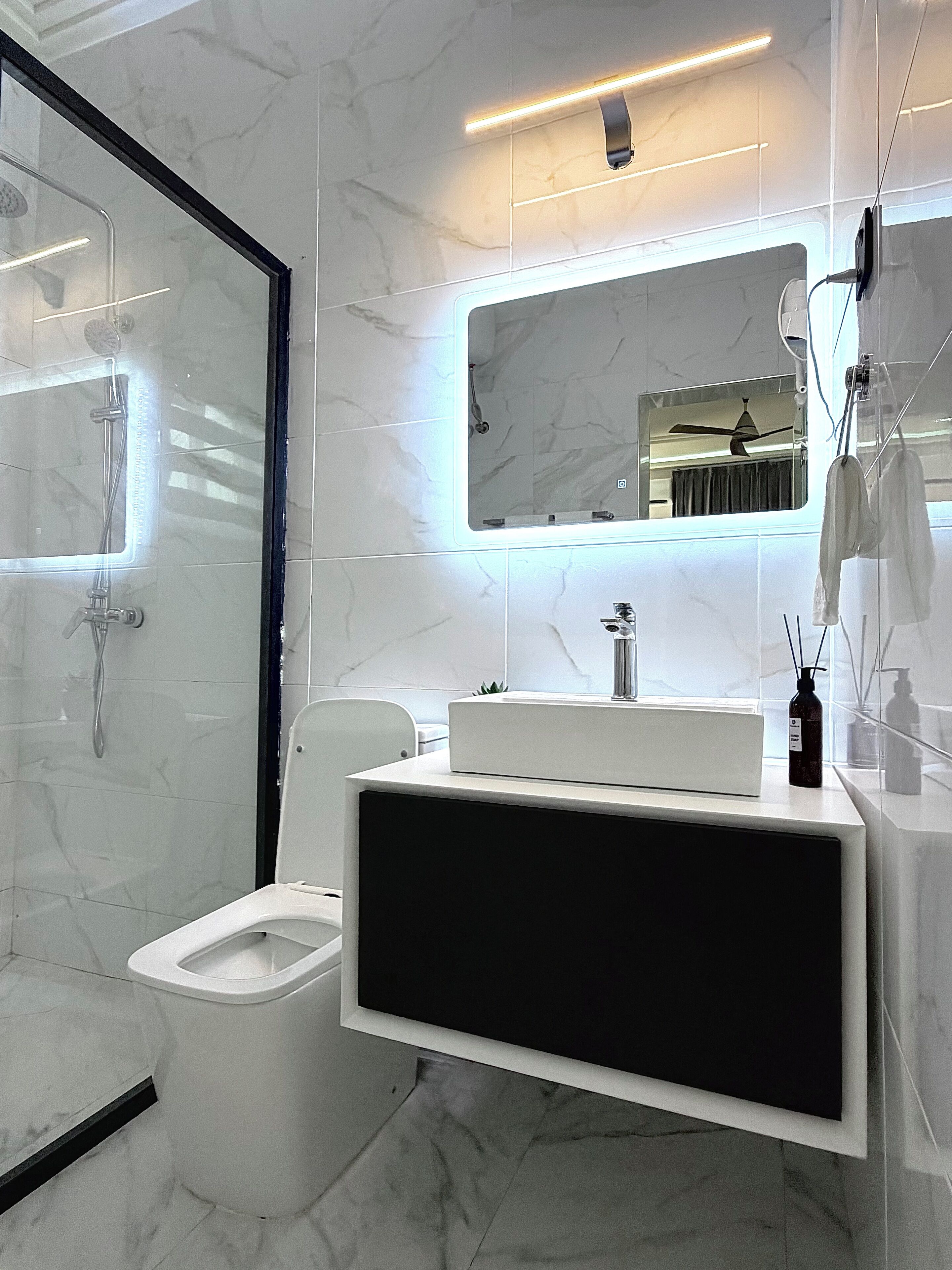 Deluxe Double Room | Bathroom | Slippers, towels, soap, shampoo