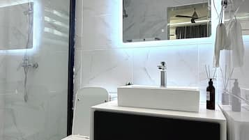 Deluxe Double Room | Bathroom | Slippers, towels, soap, shampoo