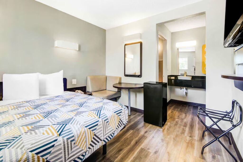 1 dormitorio, tabla de planchar con plancha, wifi y ropa de cama