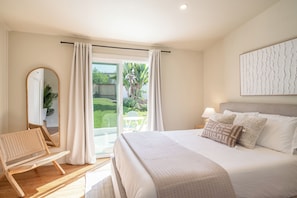 4 bedrooms, iron/ironing board, travel cot, free WiFi - Oceanview Coastal Retreat near Beach and Downtown with 4 Bedrooms (San Clemente)