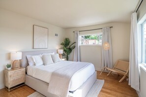 Een strijkplank/strijkijzer, reisbedje, gratis wifi, beddengoed