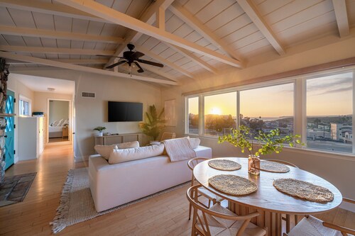 Oceanview Coastal Retreat near Beach and Downtown with 4 Bedrooms