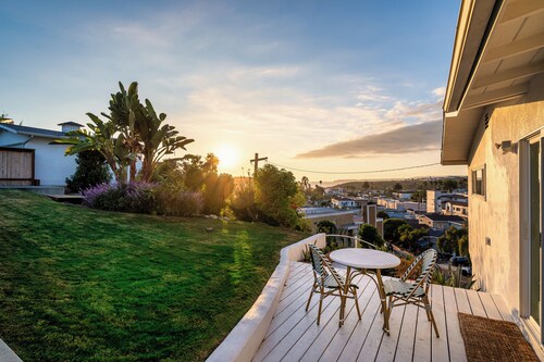 Oceanview Coastal Retreat near Beach and Downtown with 4 Bedrooms