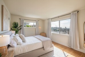 Bügeleisen/Bügelbrett, Reisekinderbett, kostenloses WLAN, Bettwäsche