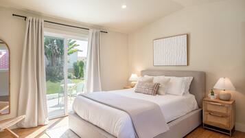 Een strijkplank/strijkijzer, reisbedje, gratis wifi, beddengoed