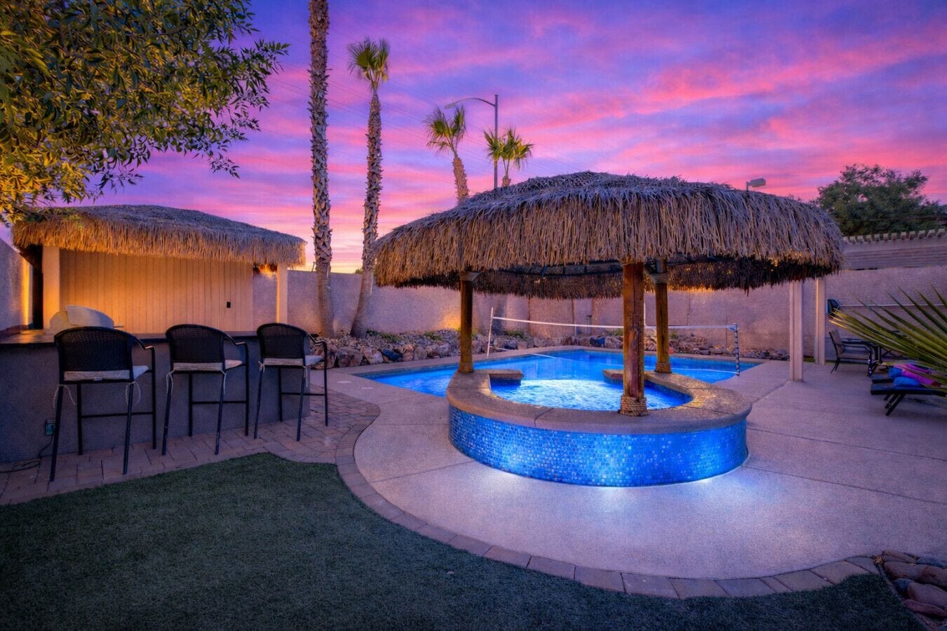 Una piscina al aire libre, una piscina climatizada