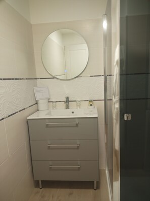 Asciugacapelli, asciugamani, sapone, carta igienica