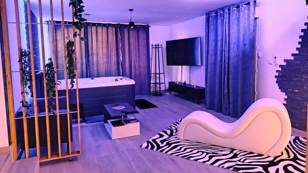 Room - Émoi de Toi – Love Room Prestige, Private Jacuzzi, Breakfast (Sigean)