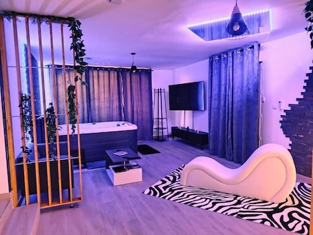 1 bedroom, WiFi, bed sheets. Émoi de Toi - Chic apartment, spa and comfort