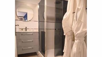 Dusche, Haartrockner, Handtücher, Seife