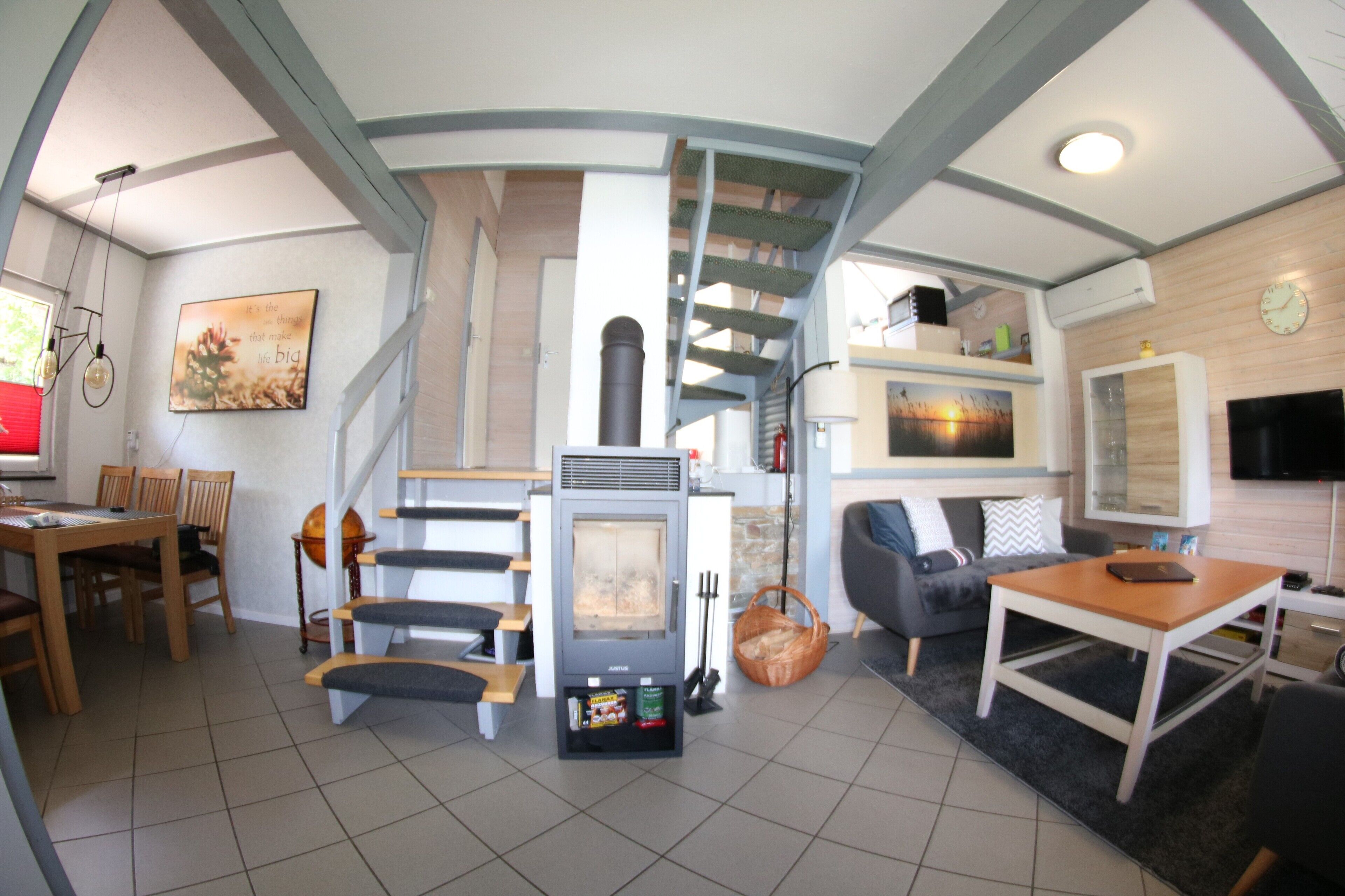 Télévision, cheminée, lecteur de DVD, chaîne hi-fi