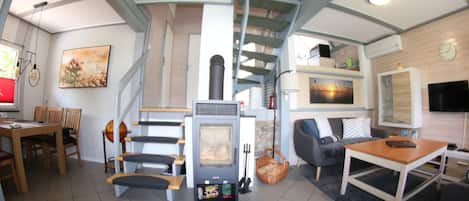 Télévision, cheminée, lecteur de DVD, chaîne hi-fi