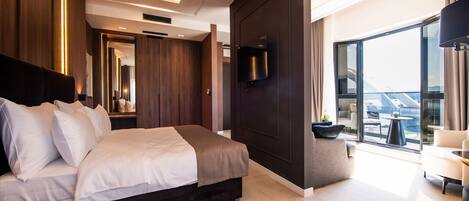 Junior Studio Suite, River View | Living area