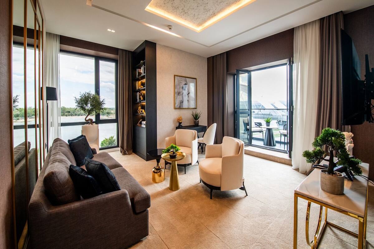 Deluxe Suite, River View | Living area