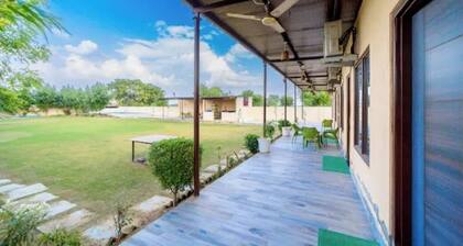 Delightful 4-bedroom farmhouse with AC in charming Teelawas