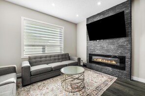 Living area - Spacious 4BR/2.5BA Home Retreat in Cornerstone! Pet Friendly! (Calgary)