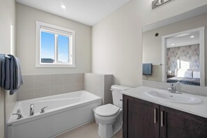Hair dryer, towels, soap, toilet paper - Spacious 4BR/2.5BA Home Retreat in Cornerstone! Pet Friendly! (Calgary)