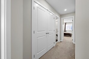 Iron/ironing board, Internet, bed sheets - Spacious 4BR/2.5BA Home Retreat in Cornerstone! Pet Friendly! (Calgary)