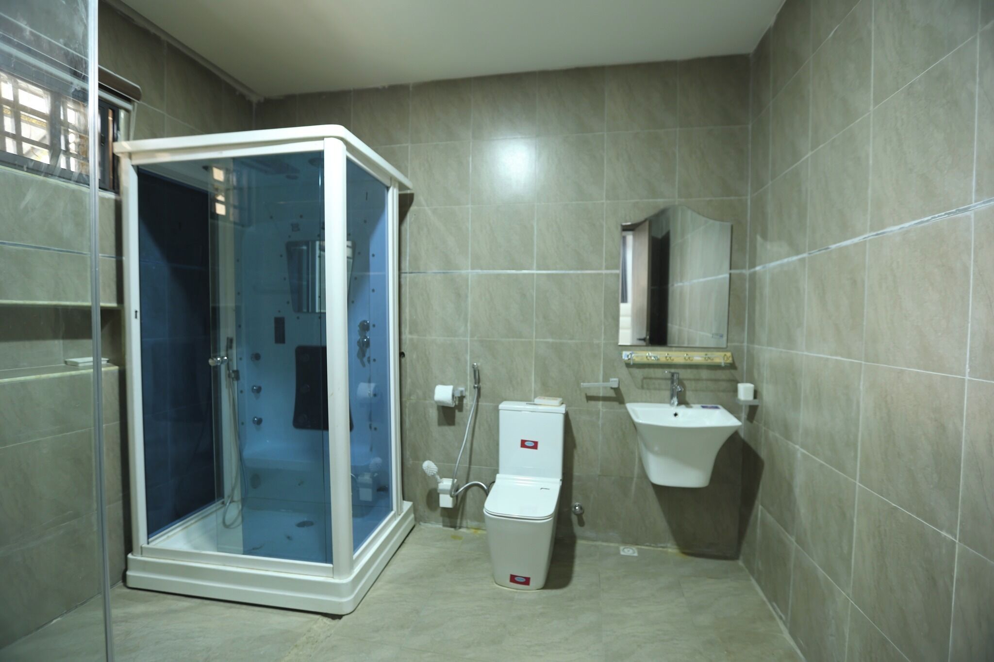 Quarto conforto, sacada, vista para a cidade | Banheiro | Secador de cabelo, chinelos, toalhas de banho, sabonete